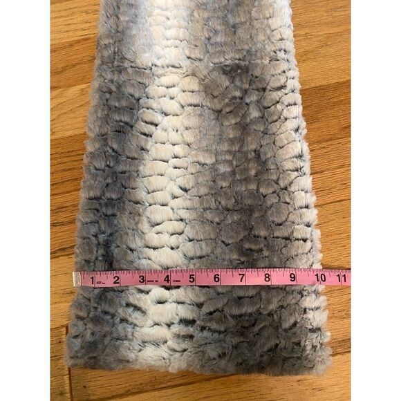Women’s soft Plush Gray & White Infinity Scarf size 10” x 31” - Picture 4 of 5